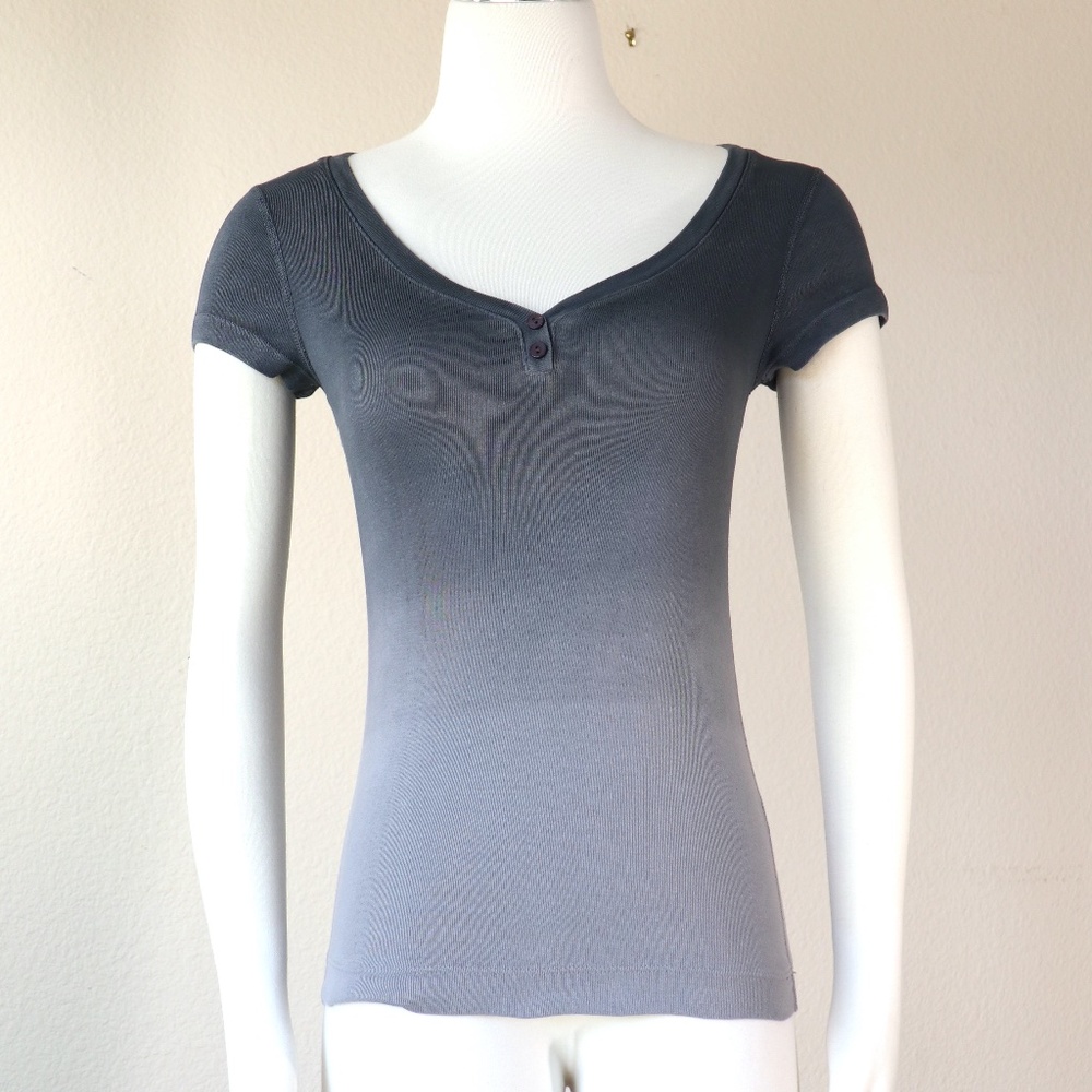 V-neck cap sleeve tee knit in grey ombre